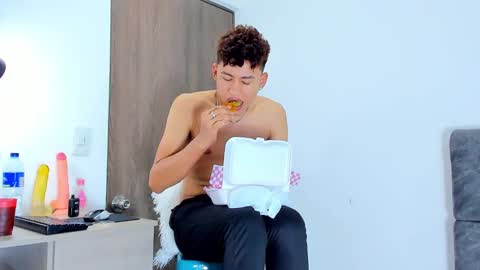 nicolastorres__ online show from November 19, 8:36 am