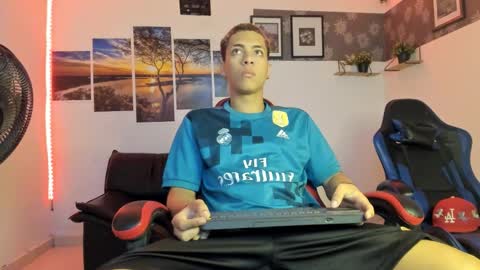 noah_flynn1 online show from March 25, 10:52 am