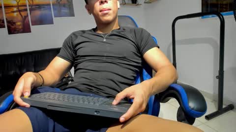 noah_flynn1 online show from November 21, 6:45 am