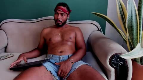 Snapshot of noah_jones__ chatting on February 15, 5:17 pm Noah online show from February 15, 5:17 pm