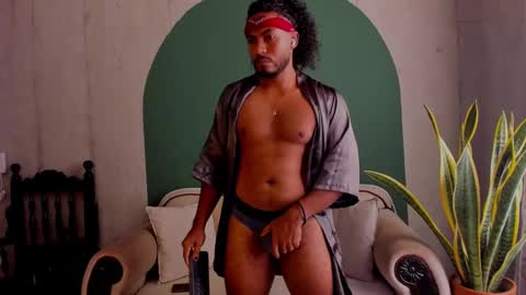 Snapshot of noah_jones__ chatting on February 27, 4:32 pm Noah online show from February 27, 4:32 pm