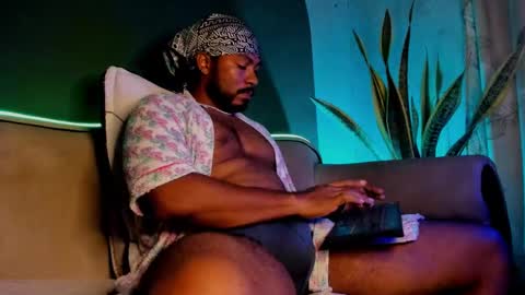 Snapshot of noah_jones__ chatting on December 18, 5:37 am Noah online show from December 18, 5:37 am