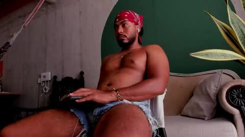 Snapshot of noah_jones__ chatting on February 11, 6:55 pm Noah online show from February 11, 6:55 pm