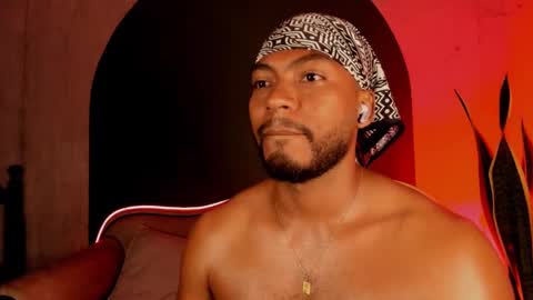 Snapshot of noah_jones__ chatting on February 25, 2:03 am Noah online show from February 25, 2:03 am