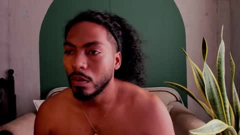 Snapshot of noah_jones__ chatting on February 9, 6:58 pm Noah online show from February 9, 6:58 pm