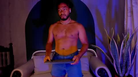 Snapshot of noah_jones__ chatting on March 4, 1:12 am Noah online show from March 4, 1:12 am