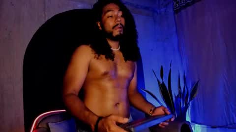 Snapshot of noah_jones__ chatting on December 10, 5:28 am Noah online show from December 10, 5:28 am