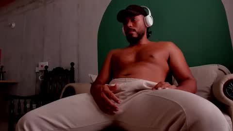 Snapshot of noah_jones__ chatting on September 22, 8:52 pm Noah online show from September 22, 8:52 pm