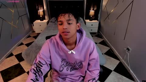 noah_smith04 online show from January 24, 12:41 pm