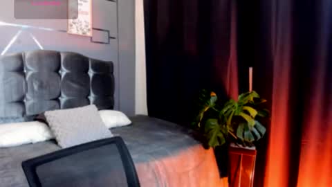 noah_smith04 online show from November 22, 12:38 pm