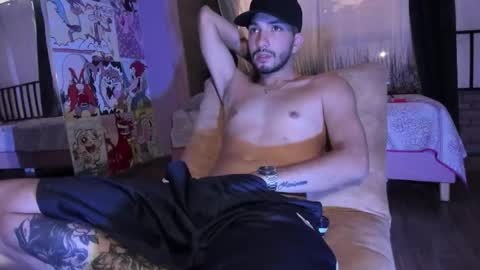 noah_walker18 online show from January 5, 10:35 pm