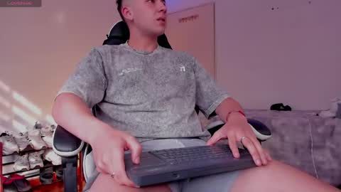 oliveeer online show from April 18, 9:25 pm