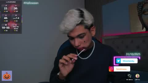 Snapshot of olivertwinky_ chatting on October 28, 5:10 am Oliver online show from October 28, 5:10 am