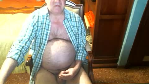 Snapshot of oscarw chatting on December 26, 3:53 pm Oscar online show from December 26, 3:53 pm