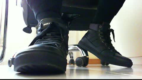 Snapshot of pablomenesssl chatting on January 8, 12:15 pm Pablo Meness online show from January 8, 12:15 pm