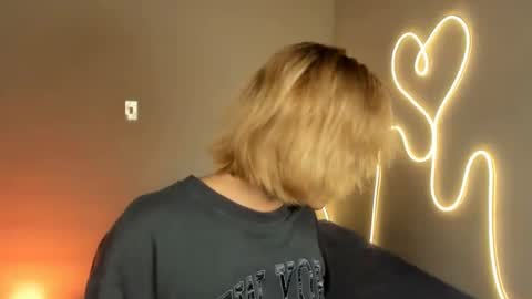 connie online show from December 8, 8:25 pm