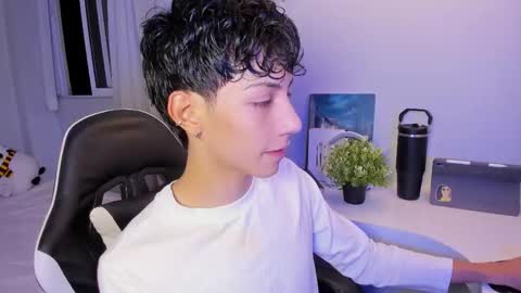 Snapshot of philipe_moonlight_ chatting on October 17, 5:00 am Phil. INDEPENDENT MODEL online show from October 17, 5:00 am