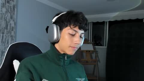 Snapshot of philipe_moonlight_ chatting on March 3, 4:12 am Phil. INDEPENDENT MODEL online show from March 3, 4:12 am