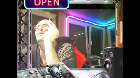 Snapshot of r_2d2_ chatting on January 10, 10:57 pm dj mike online show from January 10, 10:57 pm