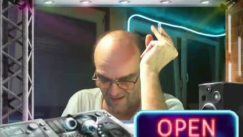 Snapshot of r_2d2_ chatting on February 2, 12:09 am dj mike online show from February 2, 12:09 am