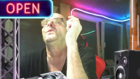 Snapshot of r_2d2_ chatting on February 14, 11:43 pm dj mike online show from February 14, 11:43 pm