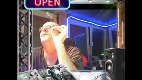 Snapshot of r_2d2_ chatting on January 13, 10:35 pm dj mike online show from January 13, 10:35 pm