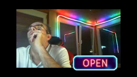 Snapshot of r_2d2_ chatting on December 13, 9:30 pm dj mike online show from December 13, 9:30 pm