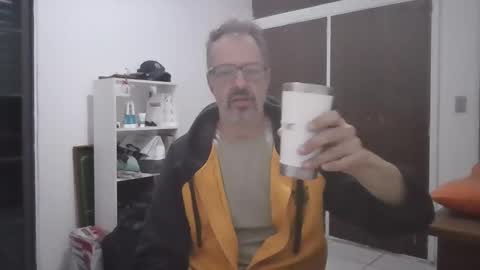 Snapshot of rafaelsel chatting on October 19, 11:19 pm Big Uncle Jungle online show from October 19, 11:19 pm