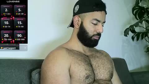 Snapshot of roa32sebas chatting on October 2, 6:23 pm SebasRoa online show from October 2, 6:23 pm