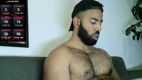 Snapshot of roa32sebas chatting on October 17, 6:34 pm SebasRoa online show from October 17, 6:34 pm