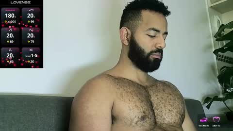 Snapshot of roa32sebas chatting on December 23, 3:01 pm SebasRoa online show from December 23, 3:01 pm