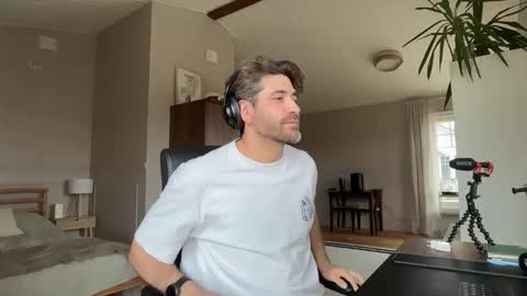 Roger Sterling online show from April 25, 9:34 am