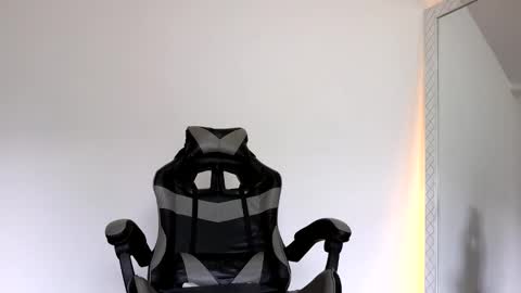  R U S S E L L  online show from November 6, 1:36 pm