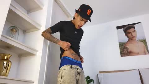  R U S S E L L  online show from March 17, 3:36 pm