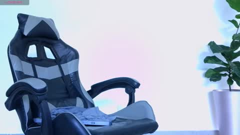  R U S S E L L  online show from November 13, 1:27 pm