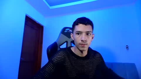 santi_twink19 online show from January 10, 9:02 am