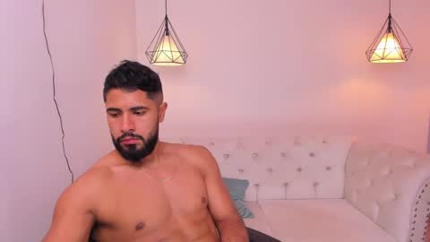 santiago_huntt online show from December 7, 12:02 pm