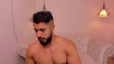 santiago_huntt online show from December 5, 9:28 pm