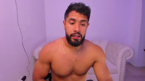 santiago_huntt online show from December 18, 8:25 pm