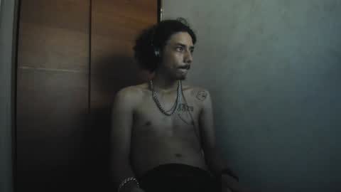 Snapshot of santiagoxxxtreme_ chatting on December 21, 11:01 am Santiago    online show from December 21, 11:01 am