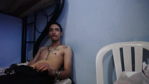 Snapshot of santiagoxxxtreme_ chatting on February 9, 6:05 pm Santiago    online show from February 9, 6:05 pm