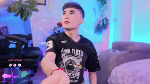     .  INDEPENDENT MODEL online show from February 16, 1:53 pm