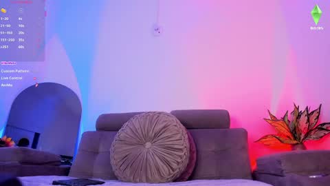     .  INDEPENDENT MODEL online show from April 5, 1:07 pm