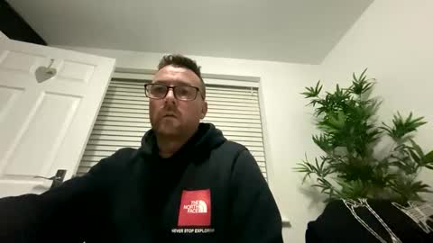 Snapshot of sharksboy16 chatting on January 3, 6:11 am Sharksboy online show from January 3, 6:11 am