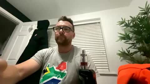 Snapshot of sharksboy16 chatting on January 21, 5:17 am Sharksboy online show from January 21, 5:17 am