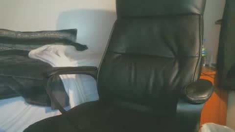 shyboyhugecum2020 online show from December 15, 4:31 am