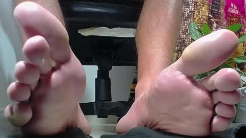Snapshot of sir_kev66 chatting on December 13, 11:17 pm only foot                         worshipers here online show from December 13, 11:17 pm