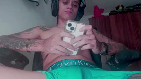 Snapshot of skateboy444 chatting on October 28, 5:21 am king online show from October 28, 5:21 am