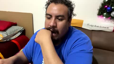 Snapshot of skinhell chatting on December 24, 12:11 am Elias online show from December 24, 12:11 am