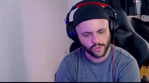 Snapshot of skullxxx83 chatting on February 9, 11:25 pm Skull online show from February 9, 11:25 pm